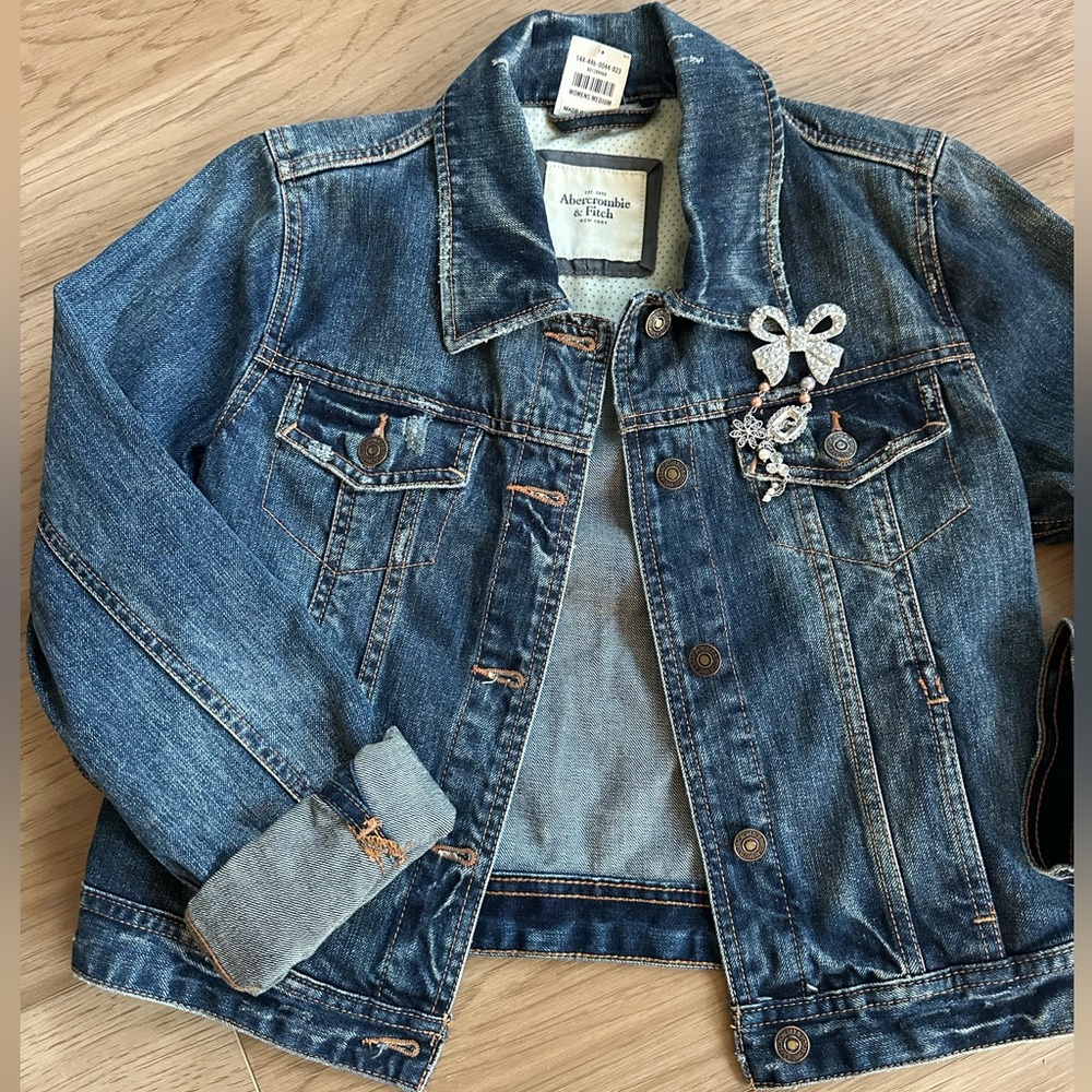 Abercrombie & Fitch Jean Jacket, Medium with Rhinestone bow pin, NWT - Picture 4 of 10